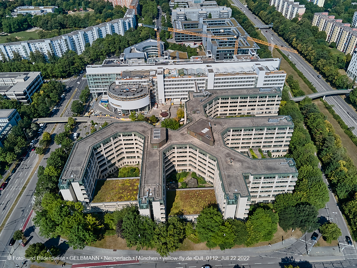 22.07.2022 - ehemaliges Alliant-Versicherungsgebäude und Wohnring in Neuperlach